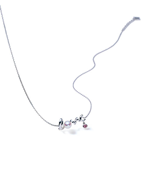 MIKIMOTO Love 珍珠墜鍊,29,000元。